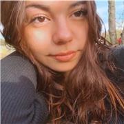 Estudiante de bachillerato imparte clase de matemáticas a alumnado comprendido entre los 7-13 años de edad